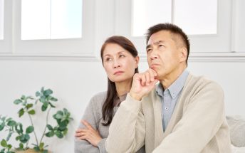 考えるシニアの夫婦　リビング