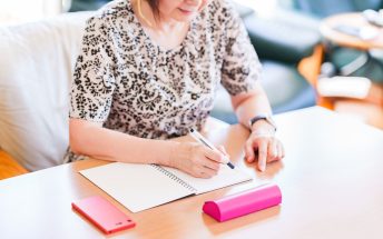 シニア　ノート　メモ　書く　【 認知症 予防 の イメージ 】